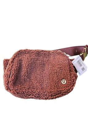 lululemon bekt bag LULULEMON Everywhere Belt Bag True Red